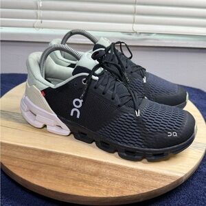 On Cloud Sneaker (Women’s 8.5)